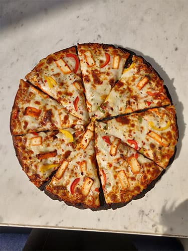 Tandoori paneer pizza
